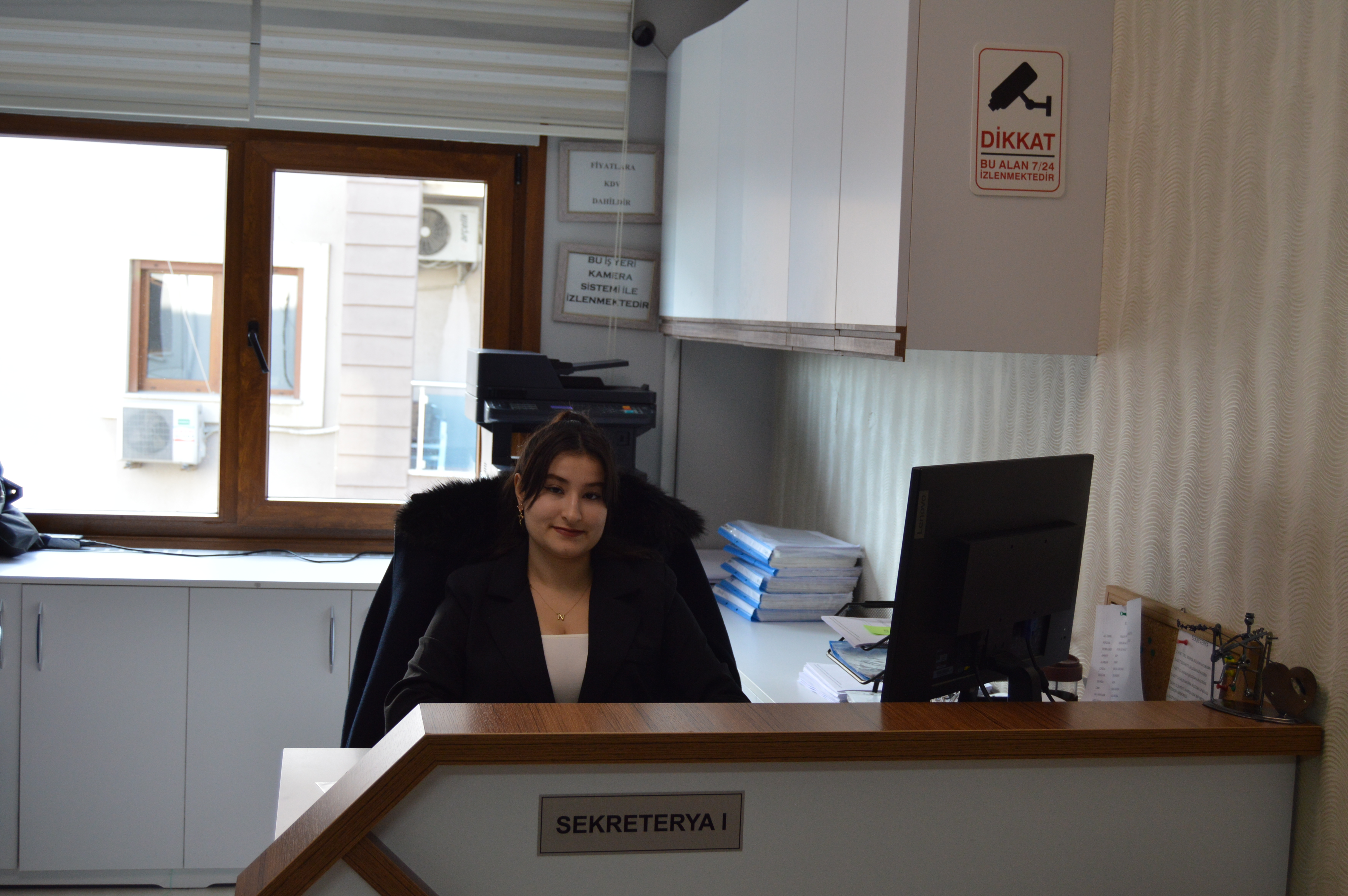 Nisa Kırmızı - SEKRETERYA